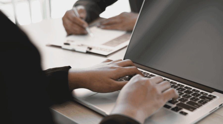 Ειδικότερα, ο τομέας του τουρισμού παρουσίασε εντυπωσιακή αύξηση της τάξης του 1.105% στις δηλωμένες υπερωρίες. Ταυτόχρονα, και άλλοι σημαντικοί κλάδοι παρουσίασαν αξιοσημείωτες αυξήσεις: